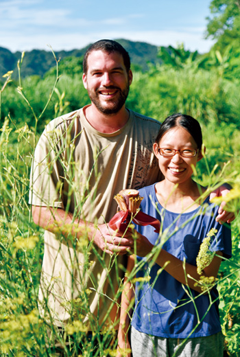 兩人像是生態保育員般，研究田裡的植物、生物